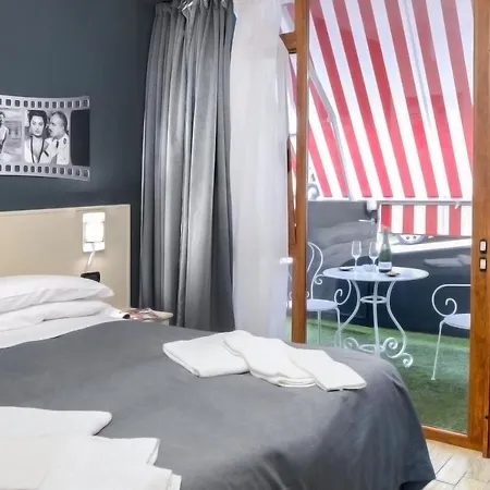 Queen Bed & Breakfast